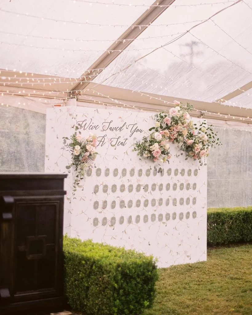 Looking like a scene straight out of Bridgerton, letteredbyvalerie created a unique seating chart fit for royals ?✨ // Photos: