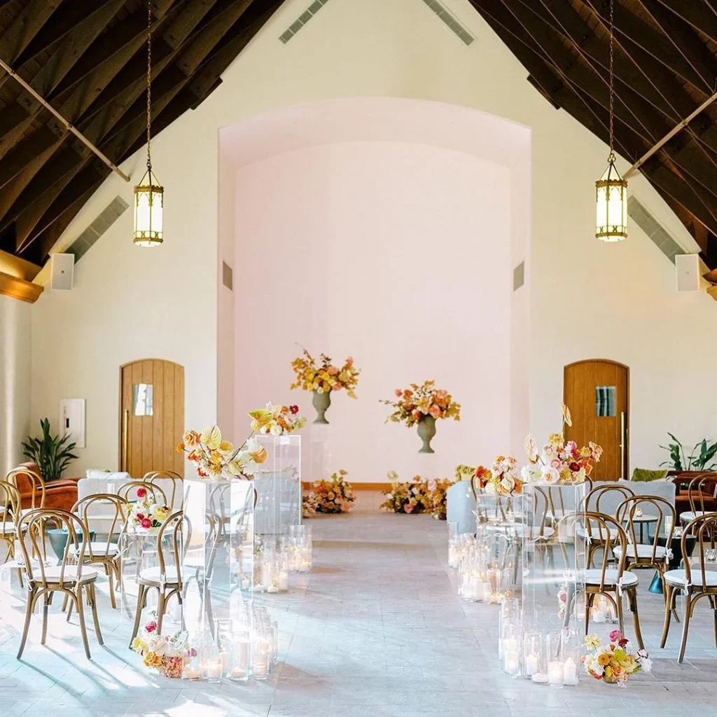 Pops of color from bricolagecf has never looked so good.? If you see us trying to recreate this exact ceremony,
