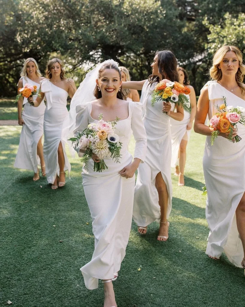 White bridesmaid dresses are IN! 👏 What's your take on this look ruling the 2022 wedding scene, captured in the