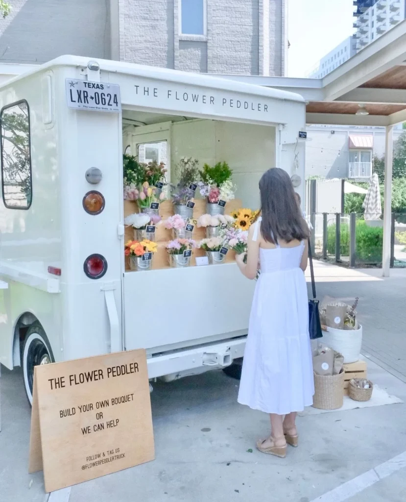 There's nothing we love more than a DIY flower bouquet! ?flowerpeddlertruck is a perfect opportunity for guests to build a